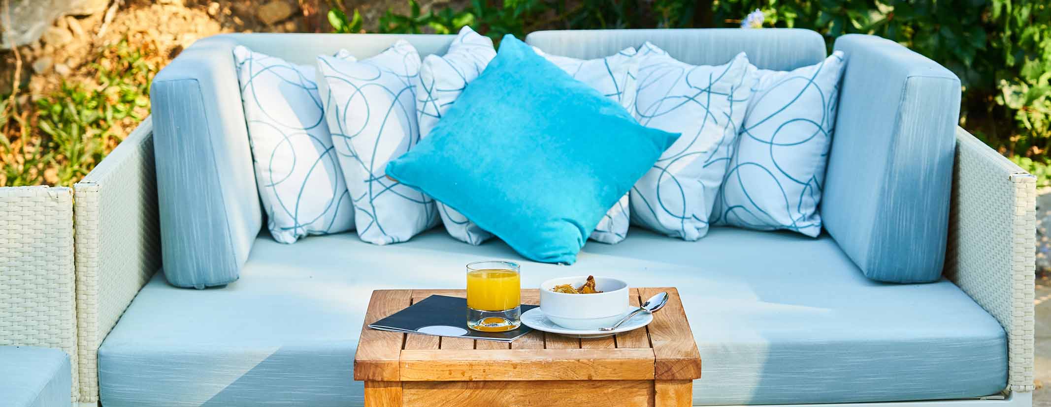 Tuinmeubels: outdoor bank en kleine tafel