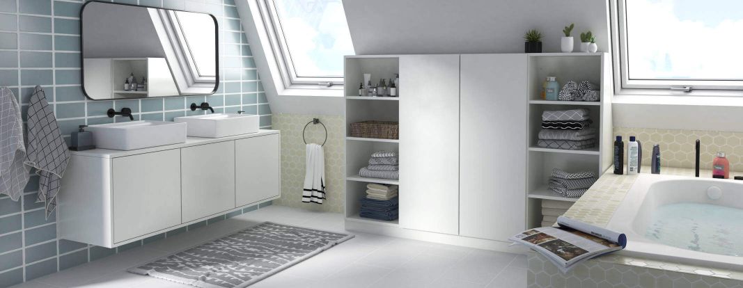 Open badkamerkast op maat met schuine achterkant en wandboard op maat