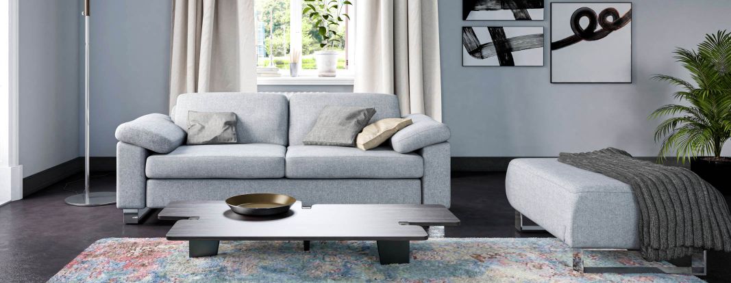 Een grijs interieur met gestoffeerde meubels op maat