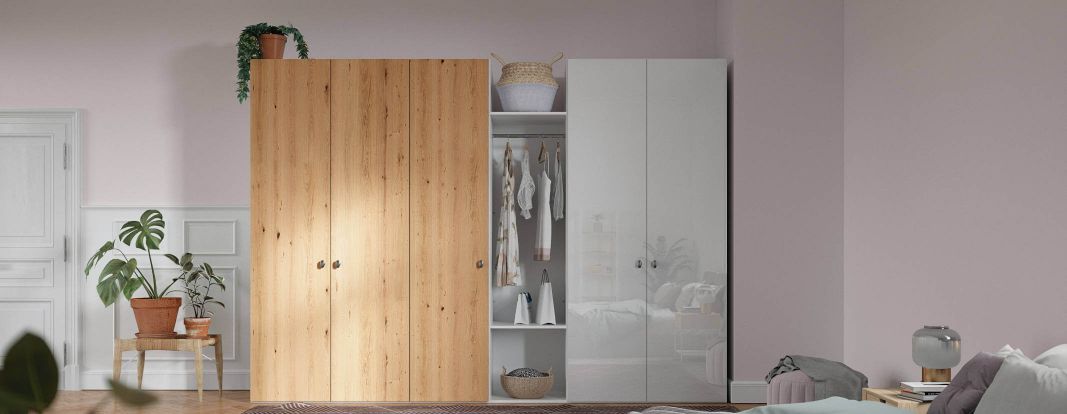 Kastdeuren: kledingkast met houten deuren en deuren in wit hoogglans