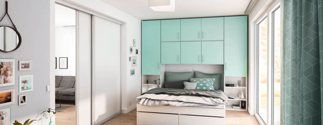 kastenwand op maat in de slaapkamer gelakt in pastelturquoise