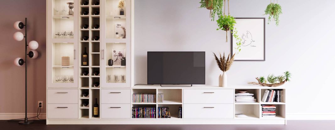 Tv meubel op maat met lage elementen voor de tv, open vakken, laden en deuren met glaspanelen