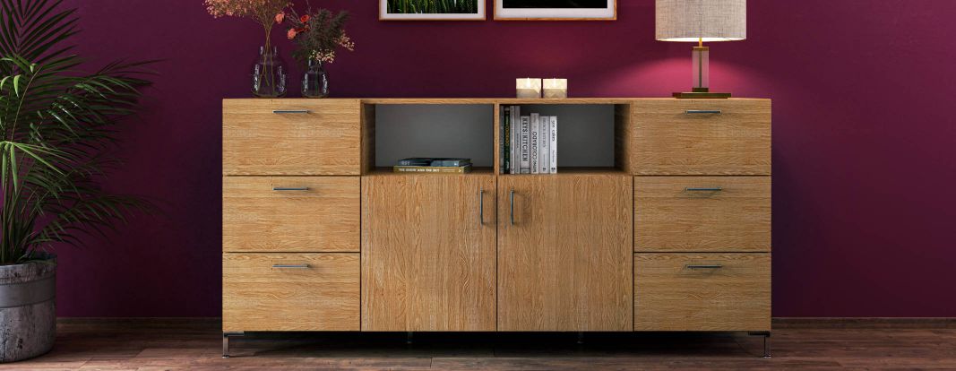 Kleuren in huis: massief houten commode en kleurrijke wand