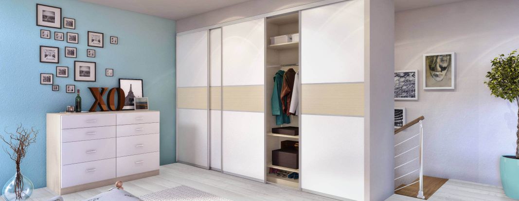 Ladekast op maat in een houten decor met witte frontladen