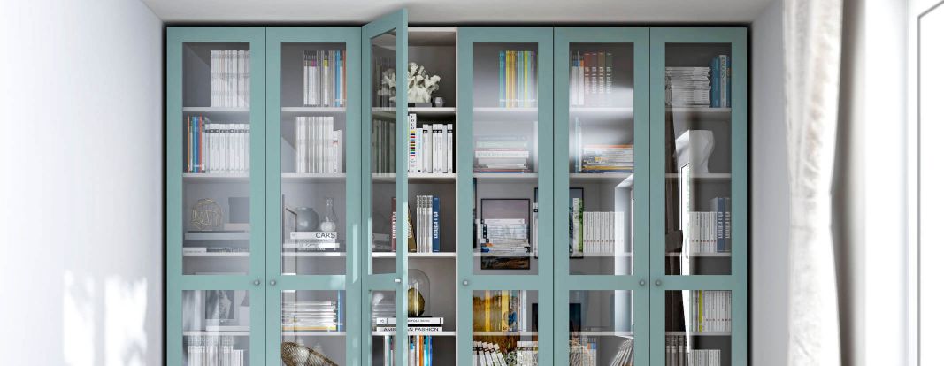 Designkast op maat met gelakte kaderfronten en glaspanelen