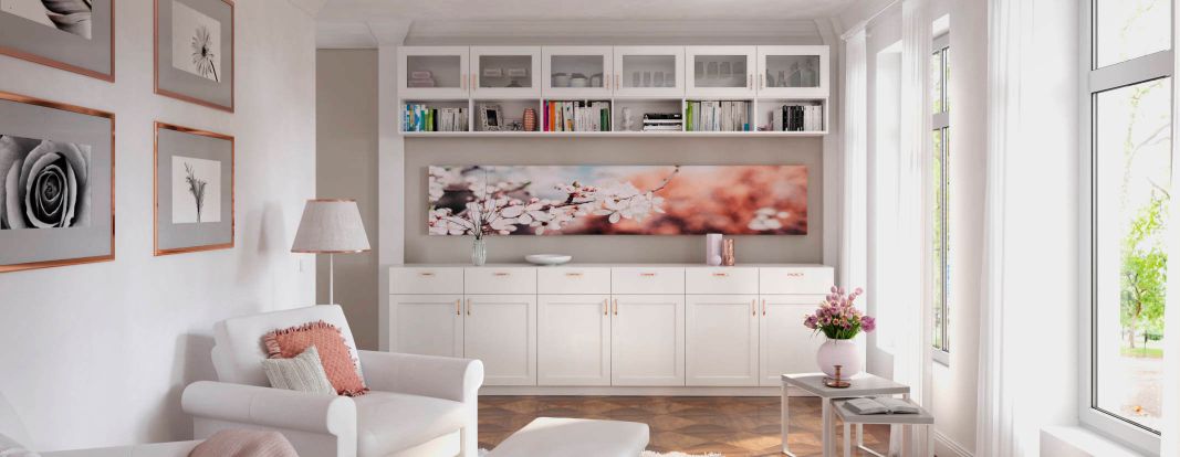 Maatkasten combinatie in wit met kaderfronten, deels met glaspanelen