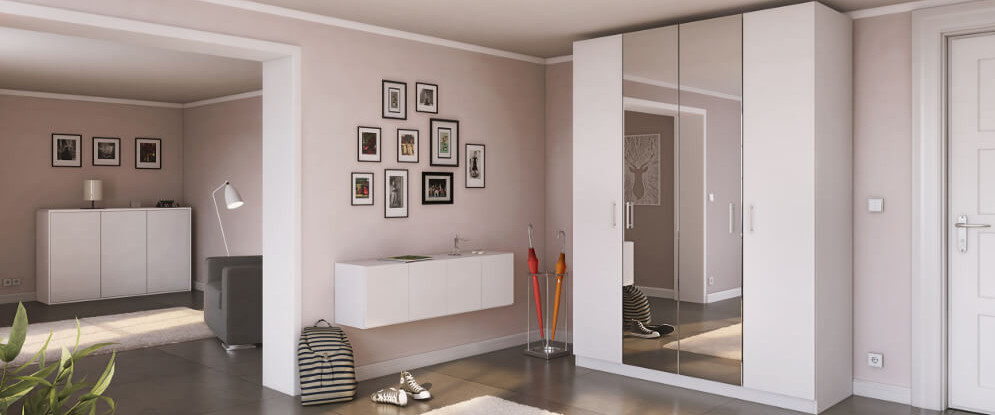 Kast op maat met spiegeldeur en bijpassende wandboard en sideboard